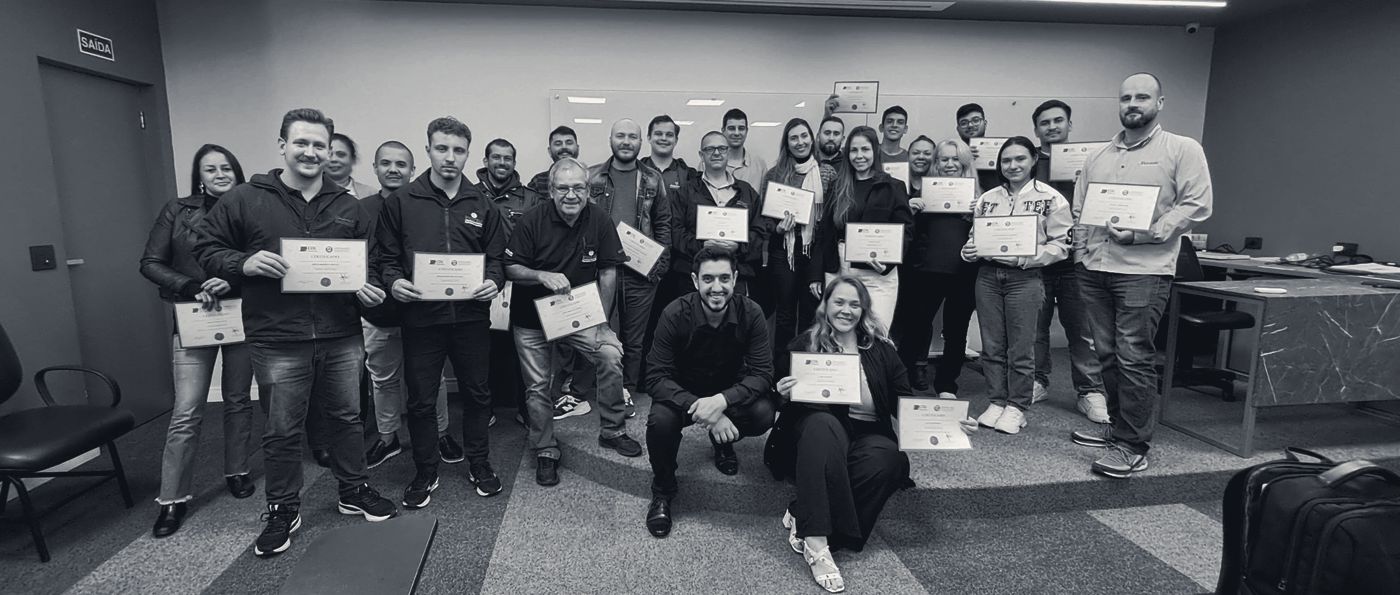 Turma certificada ao final de treinamento presencial no CDL Blumenau